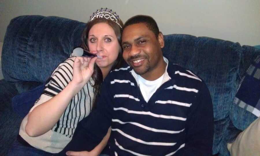 woman who binge drinks with her boyfriend on the couch
